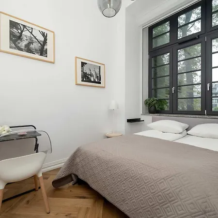 Stylish With A Desk And 2 Bedrooms In By Renters Διαμέρισμα