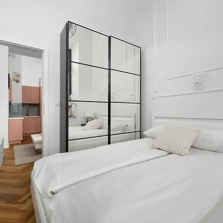 Stylish With A Desk And 2 Bedrooms In By Renters Βρότσλαβ