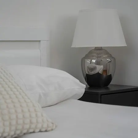 Διαμέρισμα Stylish With A Desk And 2 Bedrooms In By Renters Βρότσλαβ