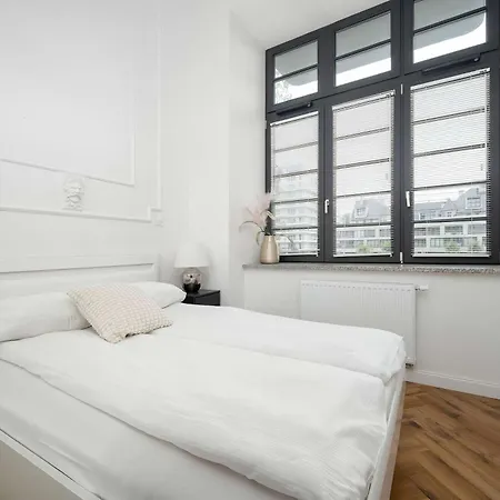 Stylish With A Desk And 2 Bedrooms In By Renters Διαμέρισμα