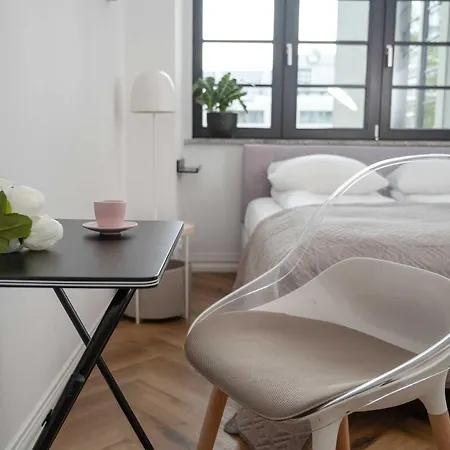 Stylish With A Desk And 2 Bedrooms In By Renters Διαμέρισμα Βρότσλαβ