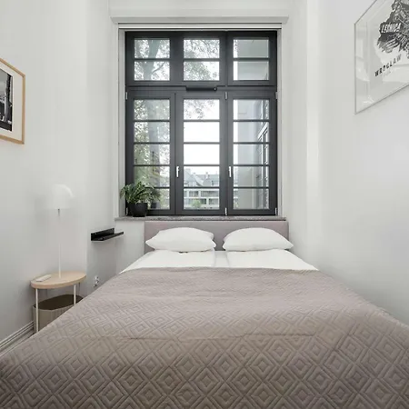 Stylish With A Desk And 2 Bedrooms In By Renters Διαμέρισμα Βρότσλαβ