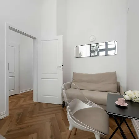 Stylish With A Desk And 2 Bedrooms In By Renters Διαμέρισμα *
