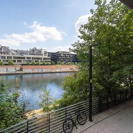 Stylish With A Desk And 2 Bedrooms In By Renters Διαμέρισμα *