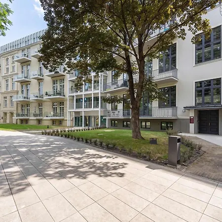 Stylish With A Desk And 2 Bedrooms In By Renters Διαμέρισμα *